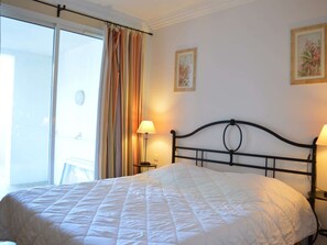 2 bedrooms - 3-room apartment with terrace, air conditioning, and parking in Grimaud (Grimaud)