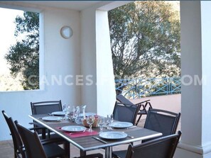 Outdoor dining - 3-room apartment with terrace, air conditioning, and parking in Grimaud (Grimaud)
