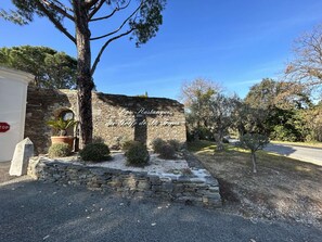 Property grounds - 3-room apartment with terrace, air conditioning, and parking in Grimaud (Grimaud)