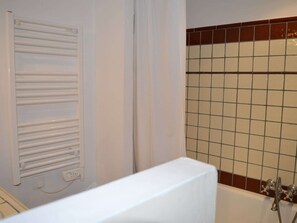 Bathroom - 3-room apartment with terrace, air conditioning, and parking in Grimaud (Grimaud)