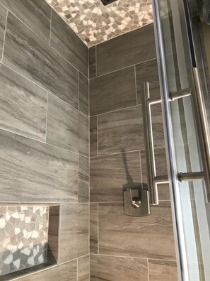 Combined shower/bathtub, towels, soap, shampoo