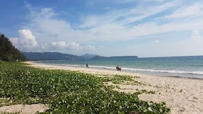 På stranden