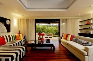 Flachbildfernseher, Bücher, Stereoanlage