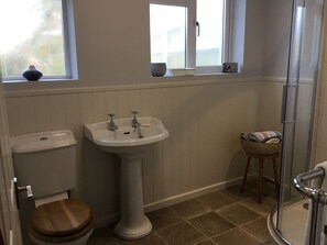 Ensemble douche/baignoire, serviettes fournies, savon, papier toilette