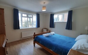 4 chambres, bureau, fer et planche à repasser, lit parapluie