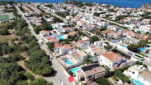 A residential area with houses, a swimming pool, and a view of the sea. - Well-kept vacation home with pool and garden directly on the Cami de Cavalls. (Cala en Porter)