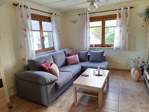 TV, DVD player, books, stereo