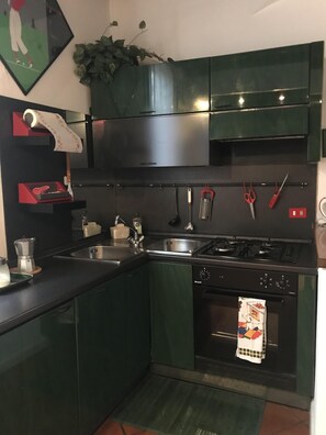 ثلاجة، فرن، موقد طهي مسطح، غسالة أطباق