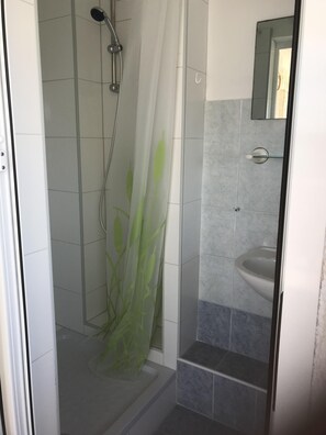 Een douche, toiletpapier