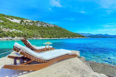 Amara Cottage - BeachFront gem with a heated pool up to five guests