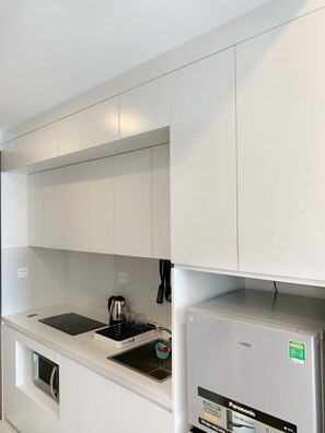 Frigorífic, microones, forn i utensilis de cuina, vaixella i coberteria 