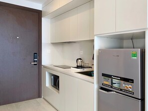 Fridge, microwave, oven, cookware/dishes/utensils