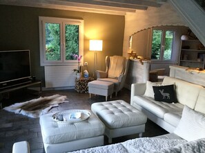 Fernseher, Tischfußball, Bücher, Drucker