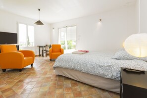 6 bedrooms, in-room safe, desk, iron/ironing board