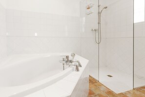 Duschwanne, Haartrockner, Handtücher, Toilettenpapier