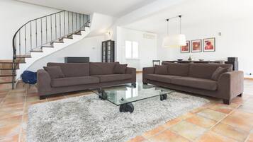 Televisie, een videogameconsole, een dvd-speler en tafelvoetbal