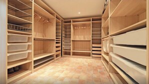 Un dressing avec des étagères ouvertes, des tiroirs et une tringle pour suspendre les vêtements.