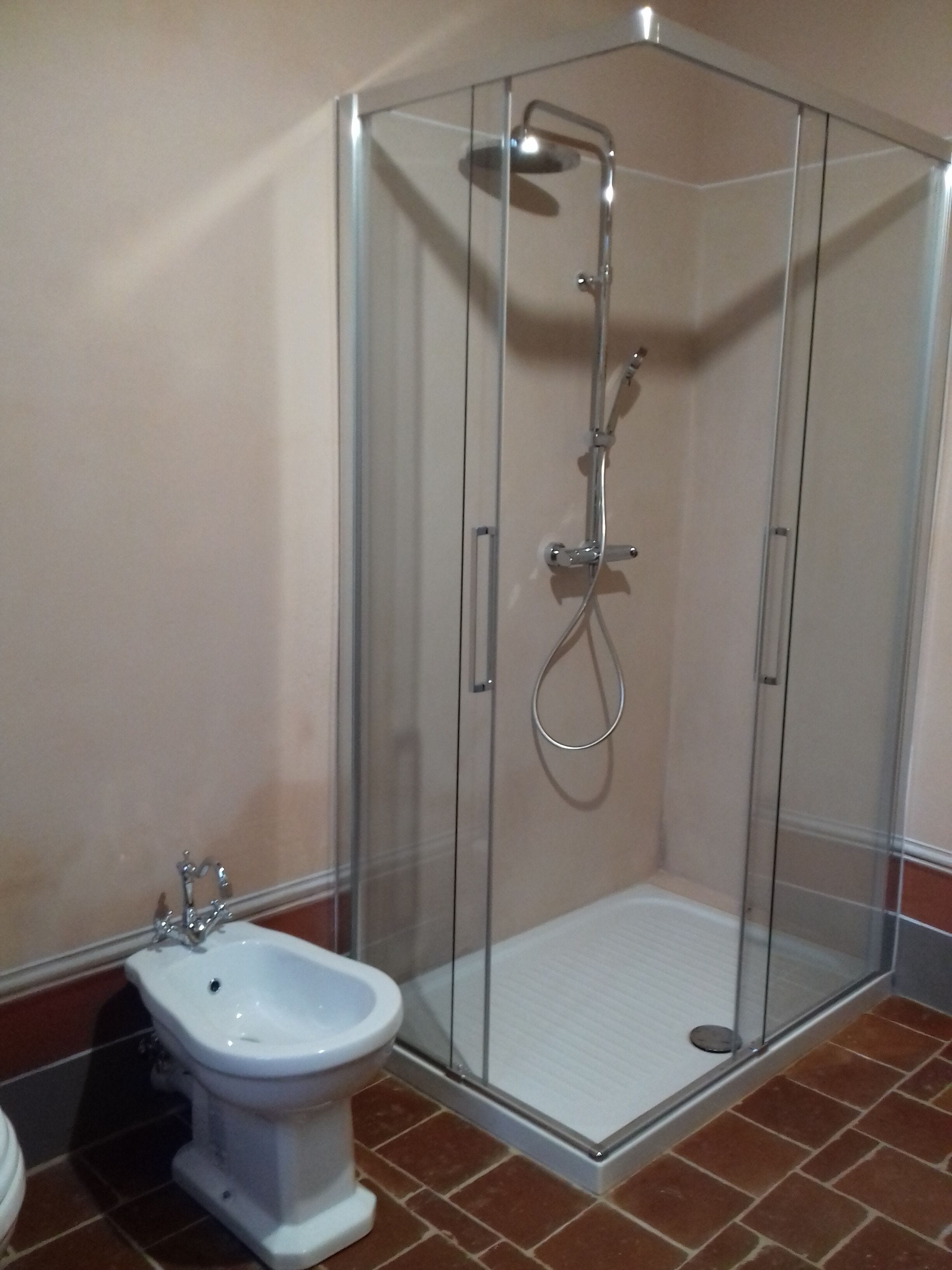 Dusche, Haartrockner, Bidet, Handtücher