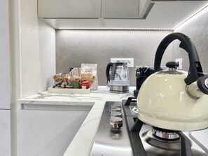 Réfrigérateur, four à micro-ondes, un four, surface de cuisson