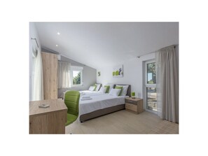 4 bedrooms, iron/ironing board, WiFi, bed sheets