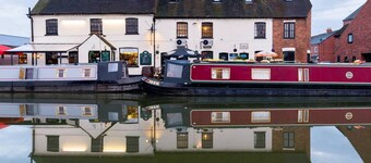 Fergies Canal-Side Cottage