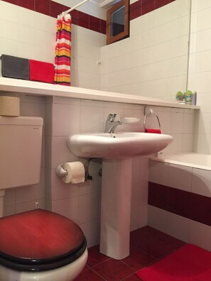 Haartrockner, Handtücher, Toilettenpapier