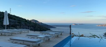 Luxurious Villa In Kalkan with Stunning views-POOLHEATER available-good parking 
