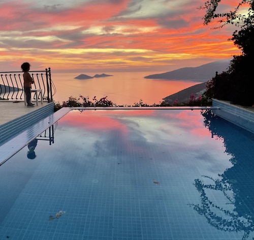 Luxurious Villa In Kalkan with Stunning views-POOLHEATER available-good parking 