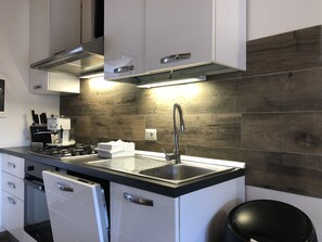 ثلاجة، ميكروويف، فرن، غسالة أطباق