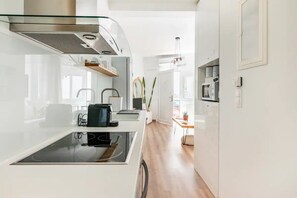 Kühlschrank, Mikrowelle, Ofen, Herdplatte