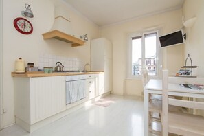 K ühlschrank, Ofen, Herdplatte, Wasserkocher