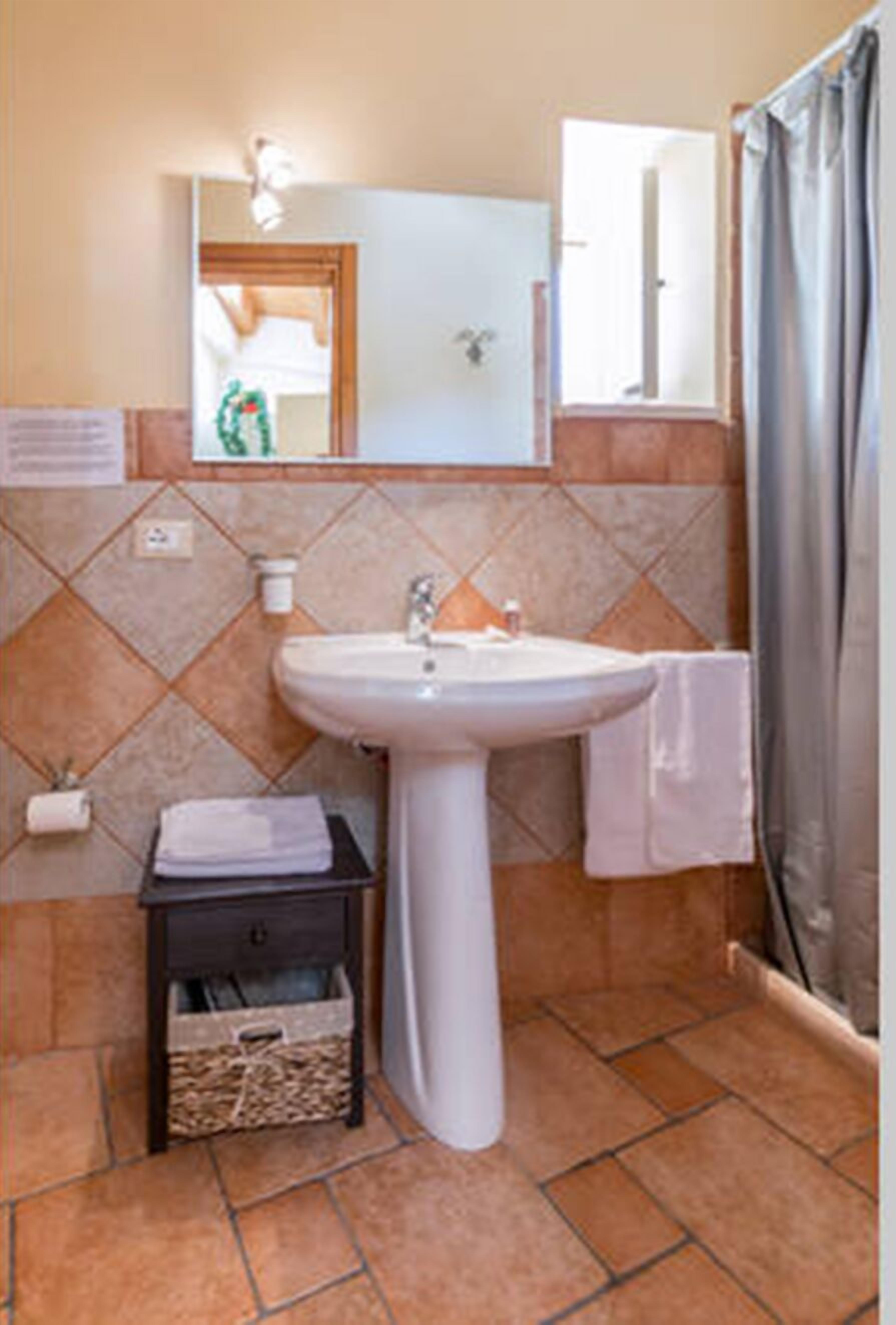 Een douche, een haardroger, een bidet, handdoeken