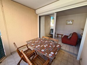 Dining - 2-BR Cabin Apartment with Terrace, 100m from the Beach, Parking Included - Sleeps 5 (Argelès-sur-Mer)