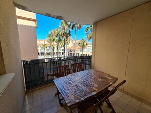 Outdoor dining - 2-BR Cabin Apartment with Terrace, 100m from the Beach, Parking Included - Sleeps 5 (Argelès-sur-Mer)