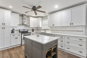 Refrigerador, microondas, horno y parrilla de estufa 