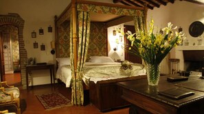 11 bedrooms, in-room safe, iron/ironing board, travel crib - Agriturismo Sassi Bianchi, in the green with private swimming pool ideal for groups (San Gimignano)