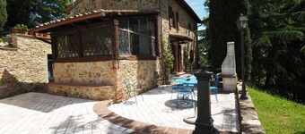Agriturismo Sassi Bianchi, in the green with private swimming pool ideal for groups
