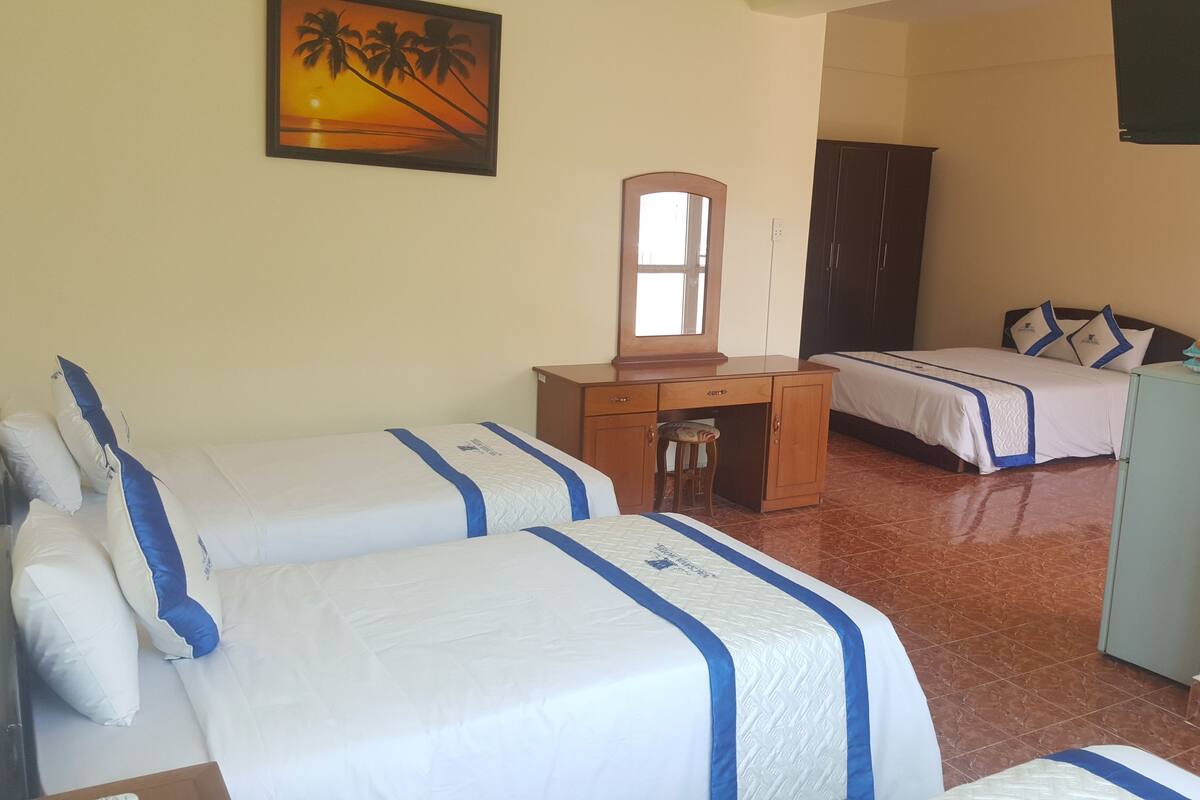 Suite familiar | Minibar, caja fuerte, escritorio y wifi gratis