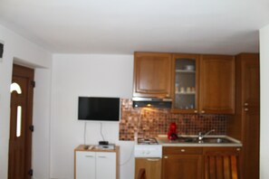 Kühlschrank, Herdplatte, Kochgeschirr/Geschirr/Besteck