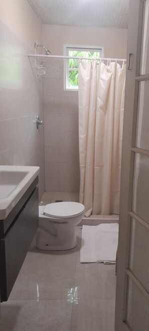 Douche, sèche-cheveux, serviettes fournies, savon