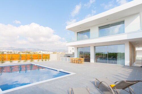 Coral Beach Villa 5 Bedroom 5 Bathroom 200m from Coast 700m from Coralia Beach