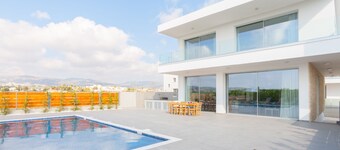 Coral Beach Villa 5 Bedroom 5 Bathroom 200m from Coast 700m from Coralia Beach