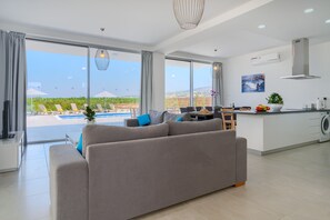 TV - Coral Beach Villa 5 Bedroom 5 Bathroom 200m from Coast 700m from Coralia Beach (Peyia)