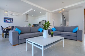 TV - Coral Beach Villa 5 Bedroom 5 Bathroom 200m from Coast 700m from Coralia Beach (Peyia)