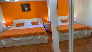 3 habitaciones, tabla de planchar con plancha, wifi y ropa de cama 
