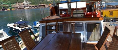 تناول الطعام بالخارج