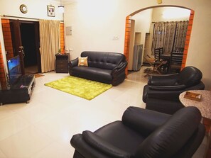 TV, books - Nandhanam Eco Home Stay AC with BIke/Car Options (Coimbatore)