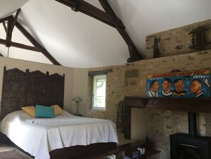 3 slaapkamers, een bureau, een strijkplank/strijkijzer, reisbedje