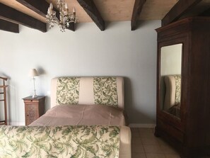 3 chambres, bureau, fer et planche à repasser, lit de bébé portatif