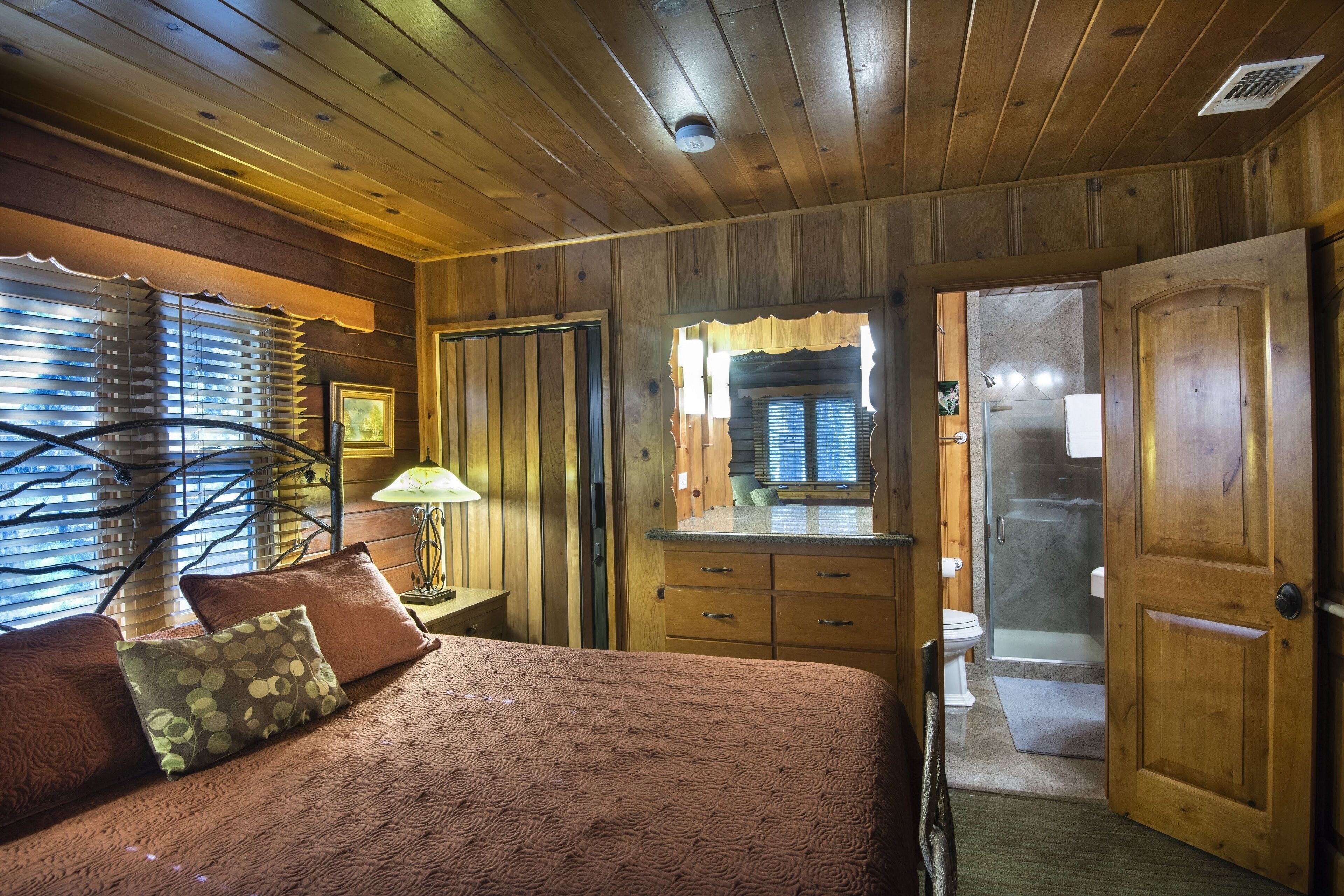 (48) Sugar Pine Suite at The Redwoods In Yosemite